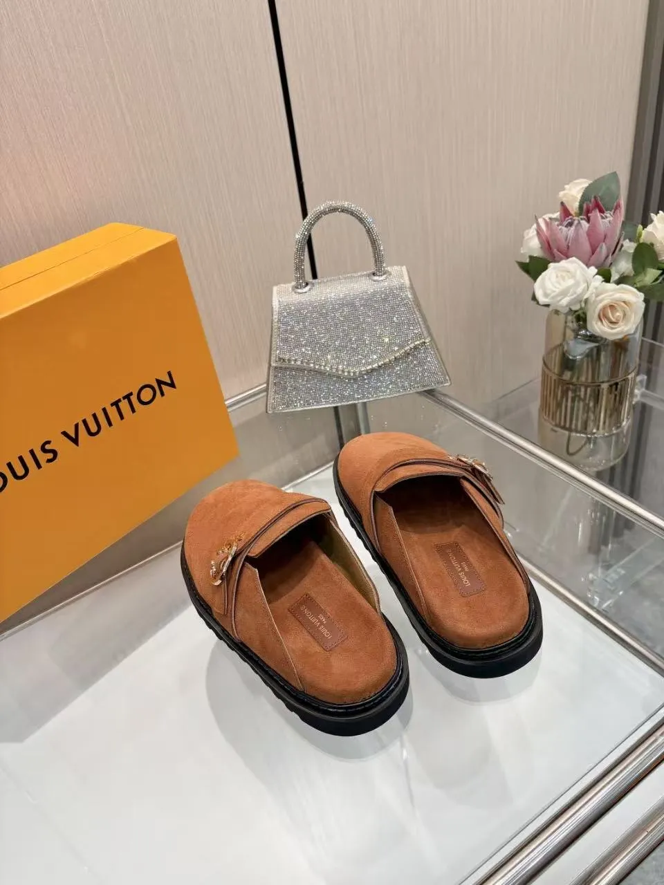 👟👟Ex-factory price 440👟👟 lv's new Baotou half-drag winterbreak comfert flat slippers lv letter and monogram floral embellished leather pattern, with sheepskin lining, suitable for indoor and outdoor wear. The water table is made of high-density foam material, which is light and comfortable. The sole has a certain thickness and the heightening effect is also good! Boutique size:35-46